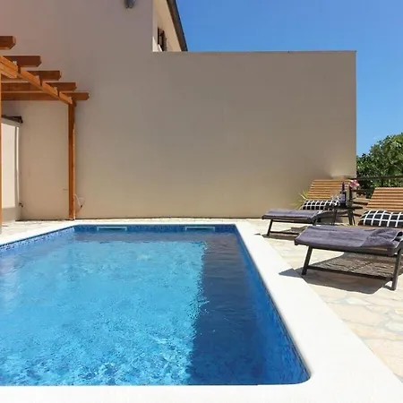 Willa Lona With Private Pool Near Pula