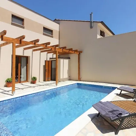 Lona With Private Pool Near Pula Valtura
