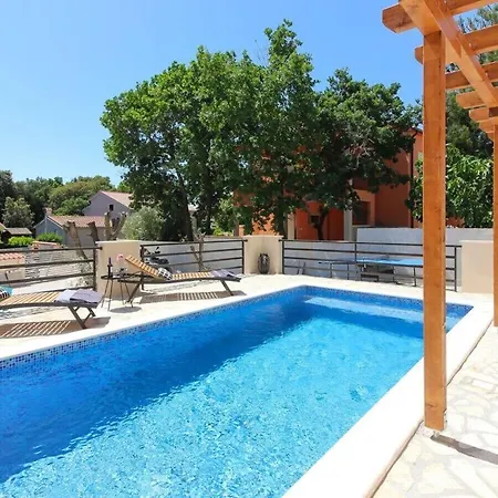 Lona With Private Pool Near Pula *