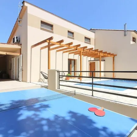 Lona With Private Pool Near Pula Villa *